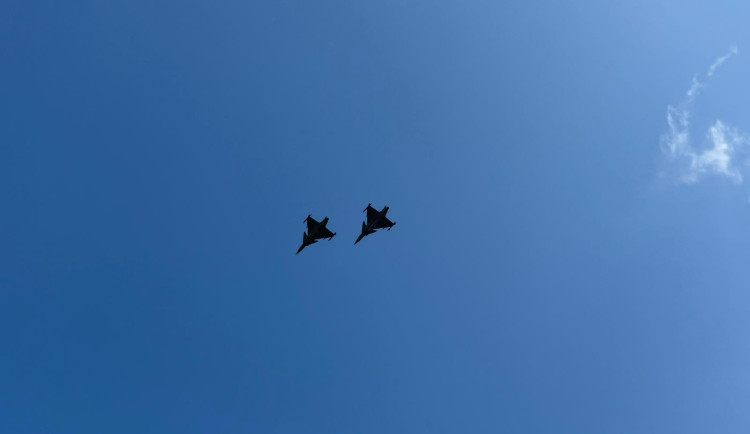 VIDEO: Nad Brnem prolétly bojové vrtulníky a Gripeny. Uctily armádní absolventy