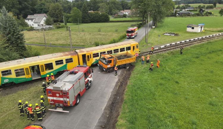 Na přejezdu v Krásném Lese se srazil plně obsazený vlak s nákladním autem