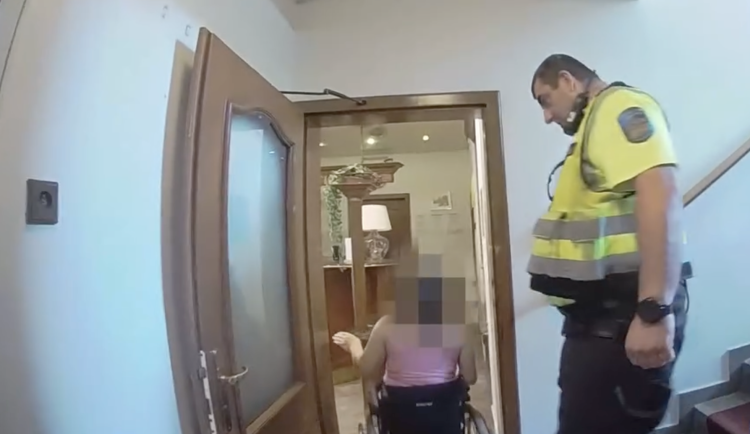 VIDEO: V hotelu uvízla kvůli poruše výtahu vozíčkářka. Ze 6. patra ji snesli strážníci