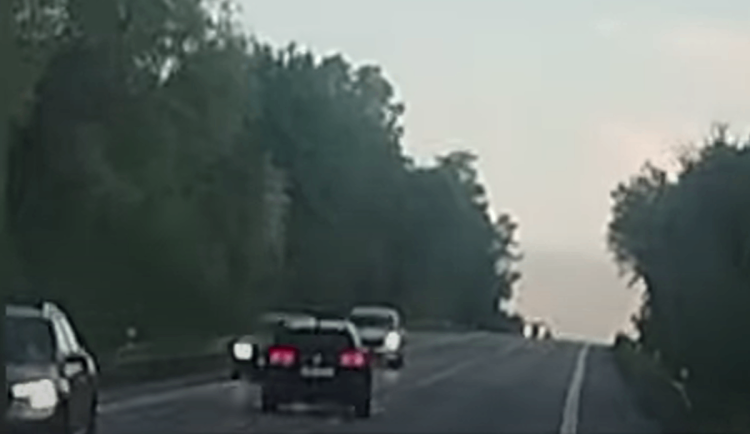 VIDEO: Nebezpečná jízda u Kuřimi.  Auto bez technické řídil zdrogovaný muž