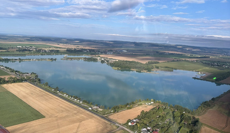 Druhá polovina prázdnin u Nákla bez uzavírky. Opravená silnice u populární pískovny se otevírá