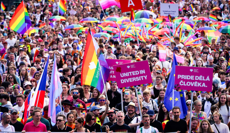FOTOGALERIE: Prahou prošel duhový průvod. Účastnil se Lipavský, Hřib i velvyslanci