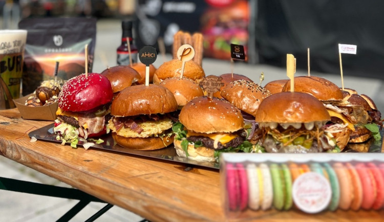 Burgery v lázeňské atmosféře. Karlovy Vary hostí street food festival. Foto: Se svolením Burger Street Festivalu