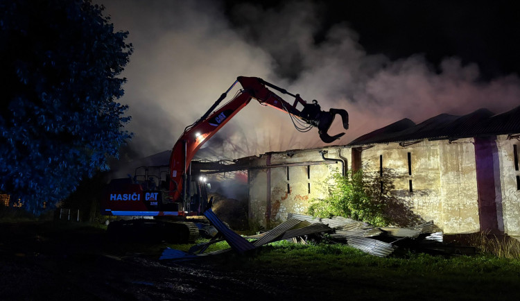V Kravařích v noci hořel seník. Hasiči požár likvidovali několik hodin