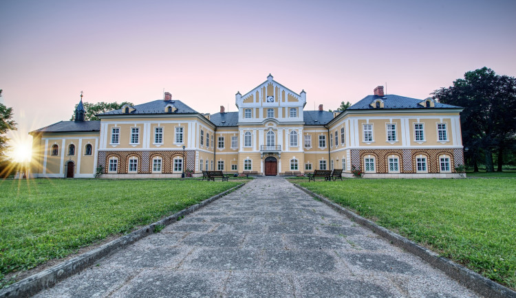 Turisté míří do Dolních Vítkovic i na zámky. Památky hlásí silnou sezonu