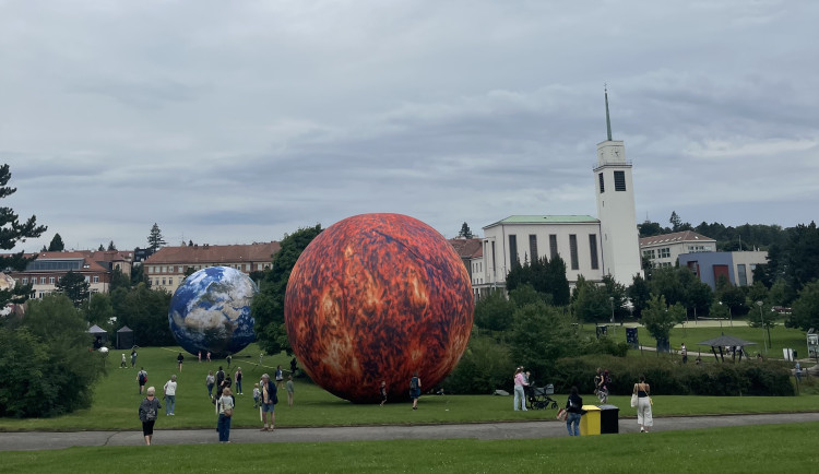 FOTOGALERIE: Vesmír uprostřed Brna. Na Kraví hoře vystavují obří planety