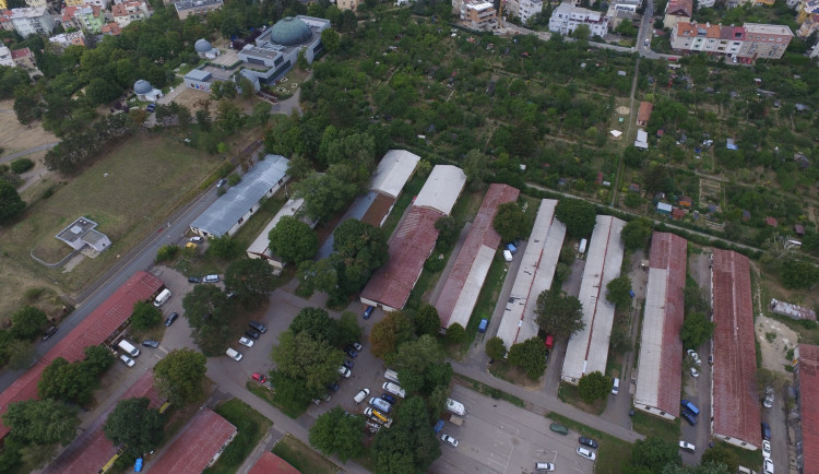 Likusák zmizel, opravy dalších se táhnou. Umělci na Kraví hoře stále čekají na zázemí