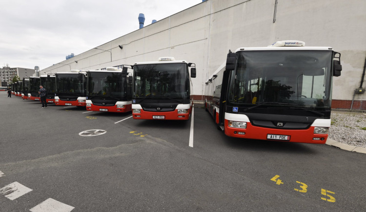 Praha darovala Ukrajině 15 autobusů, celkem tam poslala 71 vozidel