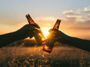Neučte děti na nealkoholická piva, můžete poškodit jejich mozek a vytvořit návyk