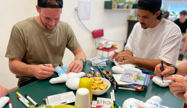 Hokejisté bavili nemocné děti z Ostravy. Malovali panenky a sdíleli historky z NHL