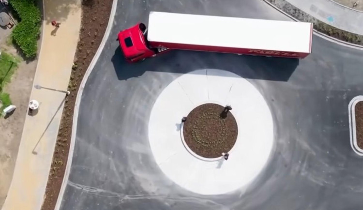 Kopřivnice zatočila s kolonami. Nový kruhový objezd vyšel skoro na 17 milionů