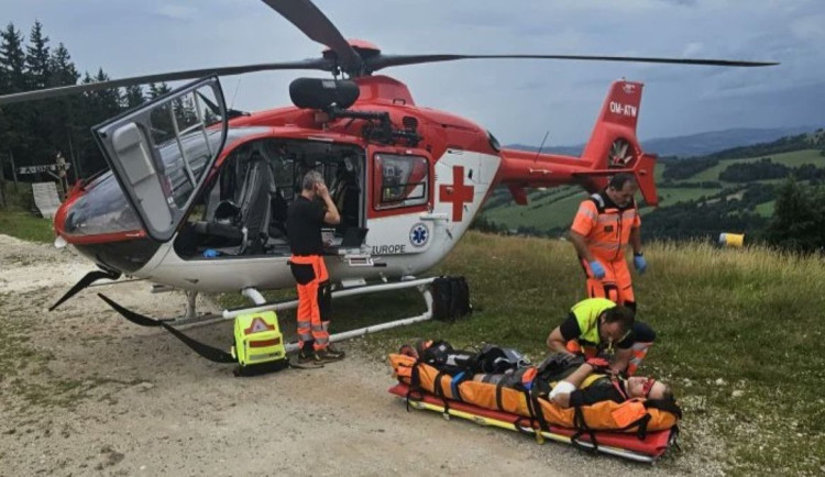 Koloběžkář bez helmy si v Jeseníkách vážně poranil hlavu. Kvůli špatnému počasí vzrostl počet úrazů