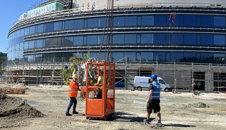 FOTO: Dělníci dokončili hrubou stavbu Areny Brno. Střechu zdobí májka pro štěstí
