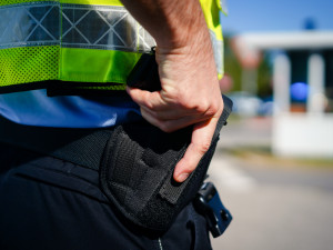 Policisté zadrželi cizince hledaného v Rakousku. Při zatýkání musel padnout varovný výstřel