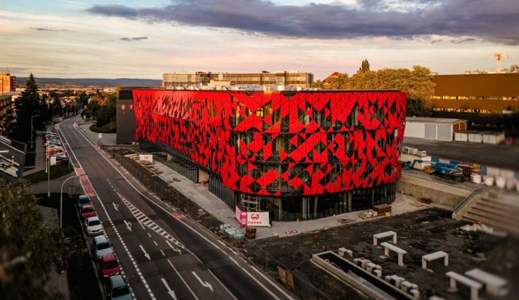 Červené stínění a zelená střecha. V Olomouci míří k dokončení moderní stavba pro budoucí zdravotníky