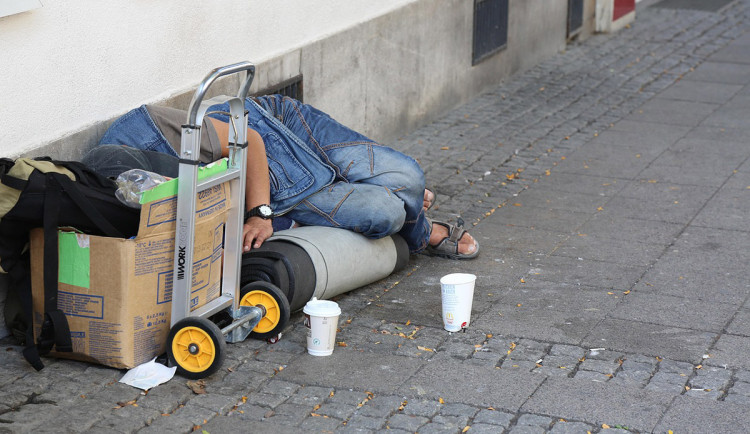 Méně bivakování, více přestupků s alkoholem. Olomouc neustále řeší chování bezdomovců