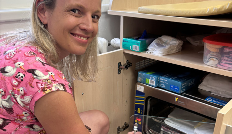 Porodnice v Jihlavě má nové pomocníky pro miminka. Ohřívačky na deky a na mléko