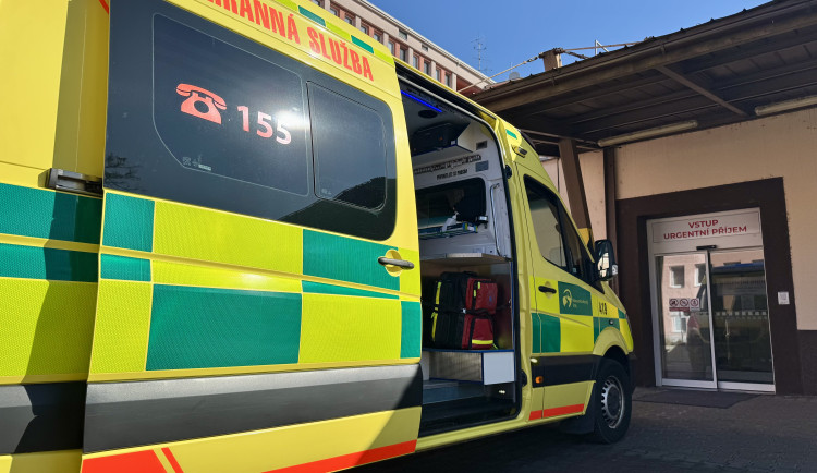 Vážná nehoda v Ostravě-Porubě. Auto srazilo seniorku, svědci jí poskytli první pomoc