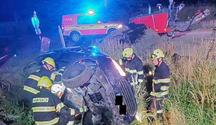 Noční nehoda v Heleníně. Senior za volantem se plně nevěnoval řízení