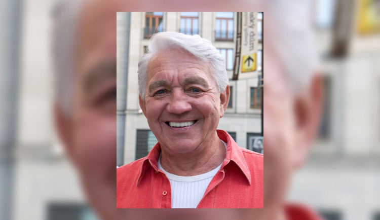 Lidé se naposledy rozloučili s Krampolem, přišli Dejdar i Paroubek