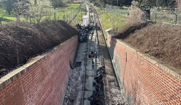 Dělníci vyrábějí první díly vozů petřínské lanovky, sestavovat je začnou v září