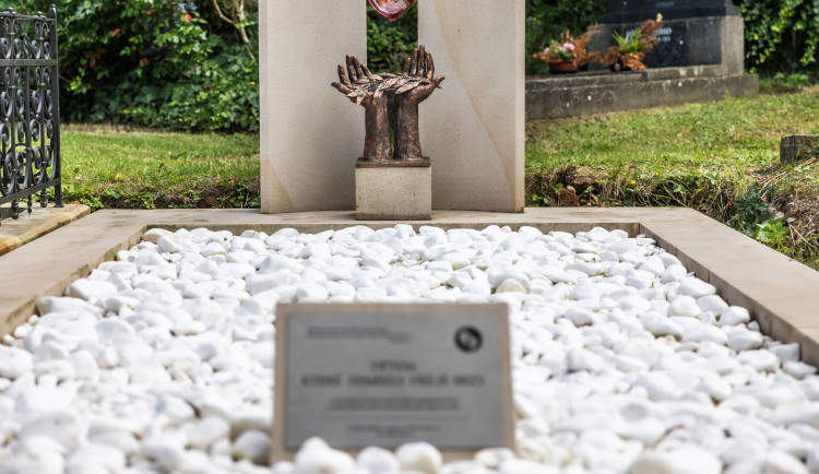 Na hřbitově v Olomouci vzniklo nové pietní místo pro předčasně zesnulé děti