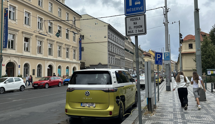 Krátký dojezd, drahá auta. Elektromobilitu stále provázejí dávno vyvrácené mýty