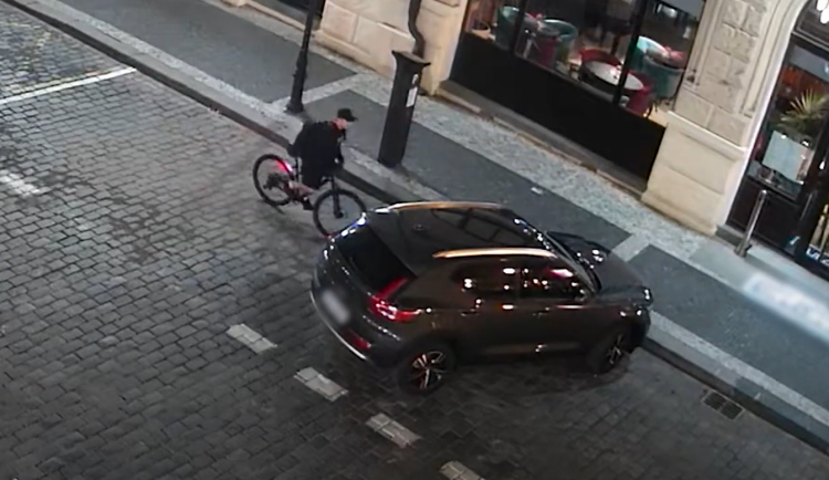VIDEO: Zloděj objížděl v Praze auta na kole, z jednoho ukradl 6,5 tisíce eur