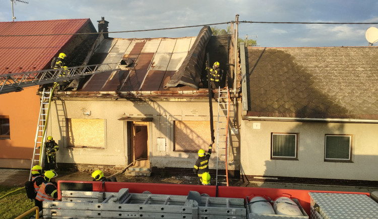 Hasiči měli plné ruce práce. Hořely rodinné domy v Čelechovicích na Hané a Kojetíně