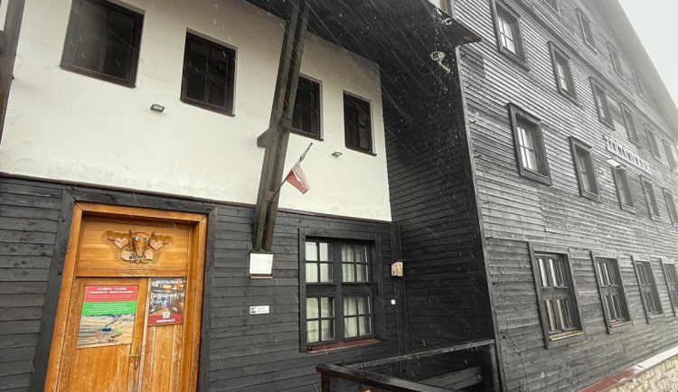 Luční bouda se vrací do běžného provozu, přístupný je opět bufet a toalety