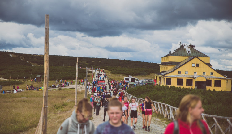 Svatovavřinecké pouti na Sněžku se zúčastnily stovky lidí z obou stran hranice