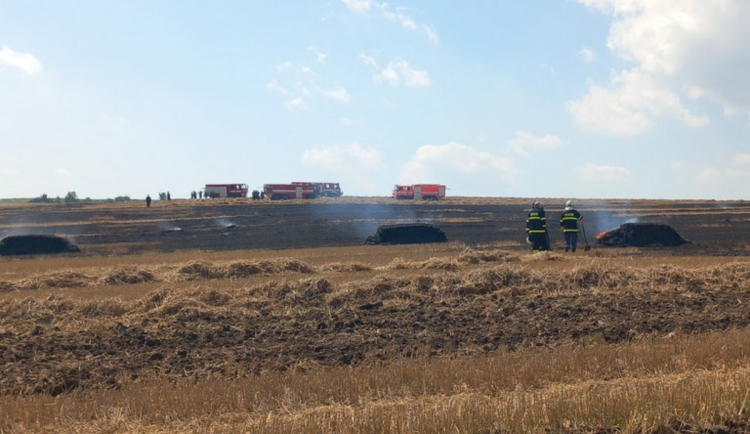 Na Vyškovsku hořelo pole a balíky slámy, plameny zasáhly pět hektarů