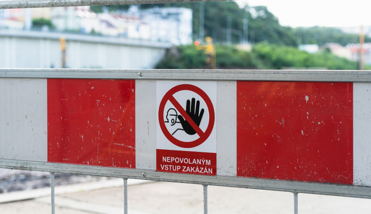 Bauerova zůstane bez provizorního mostu. Město chce šachtu rychle zasypat