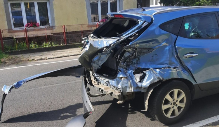 Řidička v Lipové-lázních přehlédla osobní vlak, vyvázla v šoku. Policie hledá svědky nehody