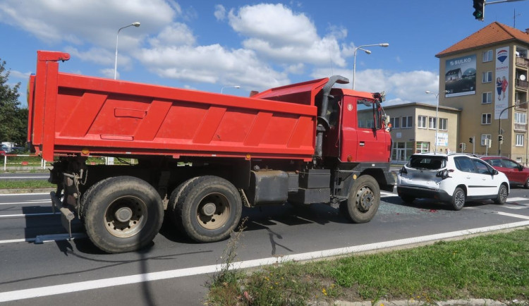Nepozornost před křižovatkou. V Šumperku řidič Tatry vrazil do osobáku, škoda sto tisíc