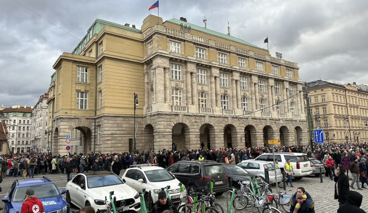 Inspekce chybovala, když otci oběti střelby na fakultě nezpřístupnila spis, rozhodl soud