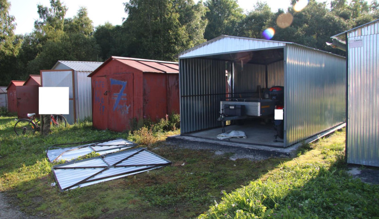 Vykradli několik garáží a projížděli se na kradené čtyřkolce