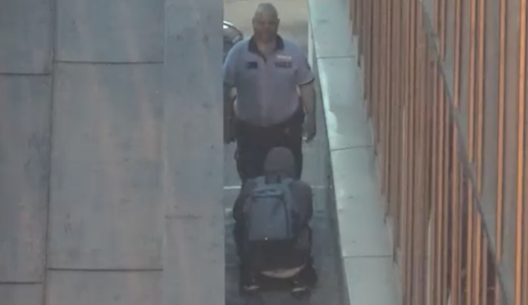 Policie zveřejnila video se zlodějem, který otvíral ukradený trezor hned u prezidia