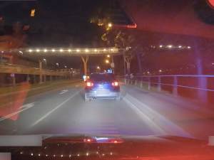 VIDEO: Řidič s pozitivním testem na drogy ujížděl policistům z Varů až do Chodova