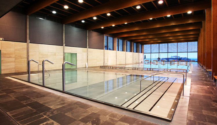 Opravy na Kraví hoře se protáhnou. Krytý bazén otevře později