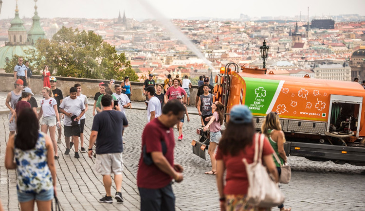 Magistrát ulice v horku kropit nenechá, Praha 1 tím pověřila dobrovolné hasiče