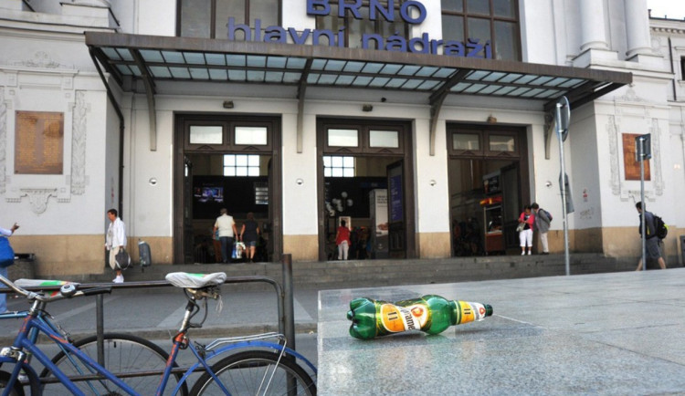 U hlavního nádraží v Brně už se tolik nepije. Podle strážníků ubylo hádek i bitek