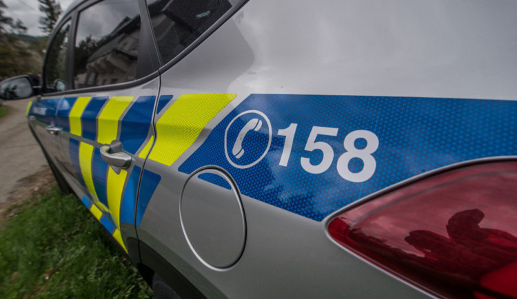 Policie prověřuje úmrtí muže, zemřel zřejmě při dopravní nehodě u rádelské křižovatky