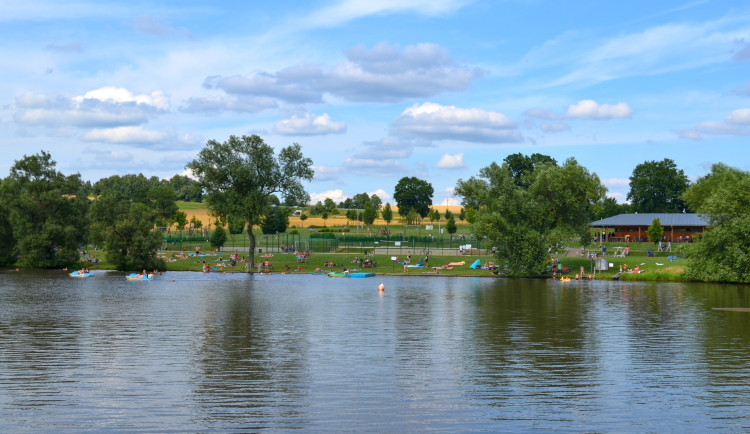 Už bez rizika. Hygienici zrušili zákaz koupání v Pilské nádrži na Žďársku