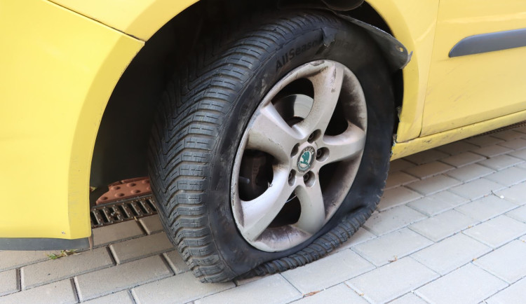 Notně opilá řidička přejela v Olomouci do protisměru a havarovala. Auto nemělo technickou