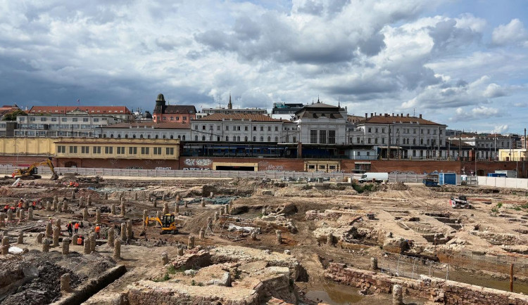 Archeologové pod bývalým Priorem našli hřbitov i sádky s kostmi ryb