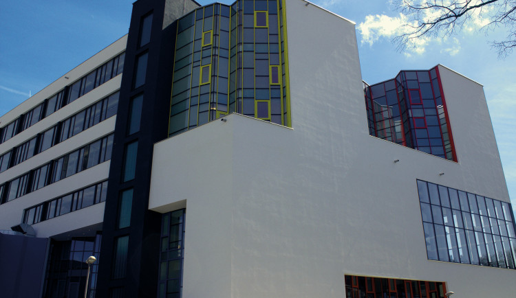 Karlovarský kraj dohodl delší termín na projekt modernizace školy v Sokolově.