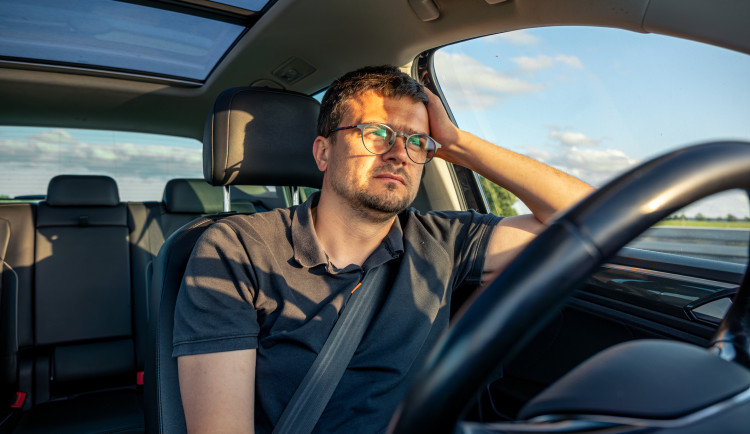 Řízení v letních vedrech. Časté chyby řidičů mohou skončit pokutou i nehodou
