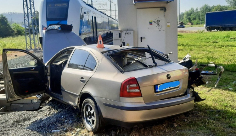 Ve Šternberku se srazil osobní vlak s autem, řidič a spolujezdec jsou zranění