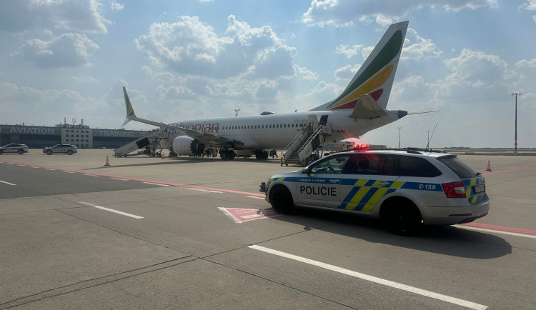 Policejní manévry na pražském letišti. Útvar rychlého nasazení dohlížel na převoz fosilií
